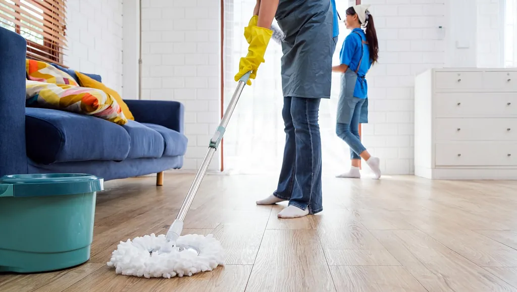 städservice kvinnor arbetar team som arbetar i huset